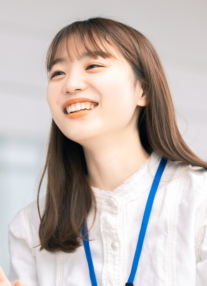 プレゼンしている女性